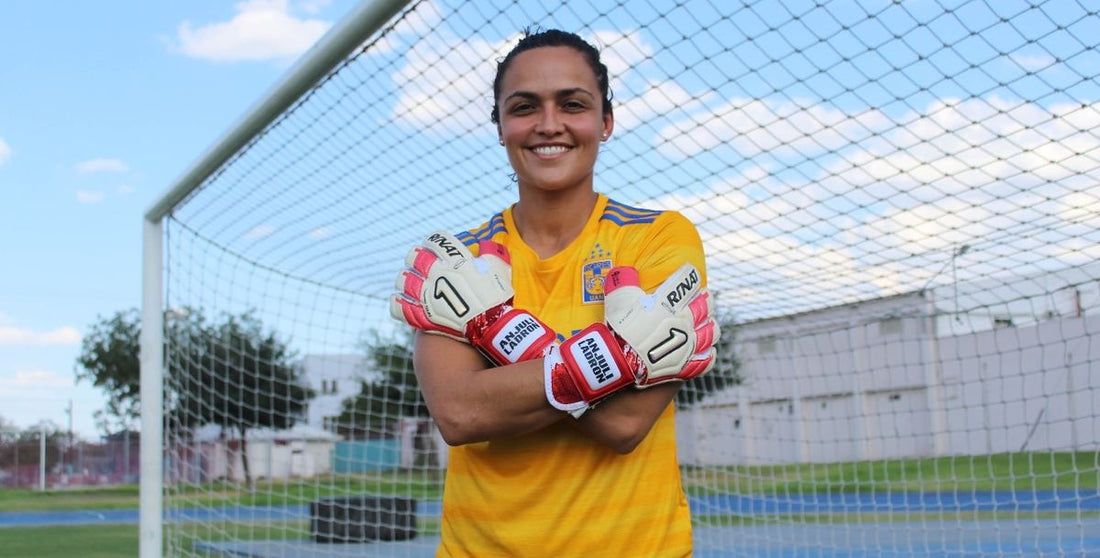 Mar Montoya esta despejando el balón del área grande